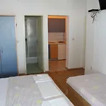 Ana アパート ビビニェ